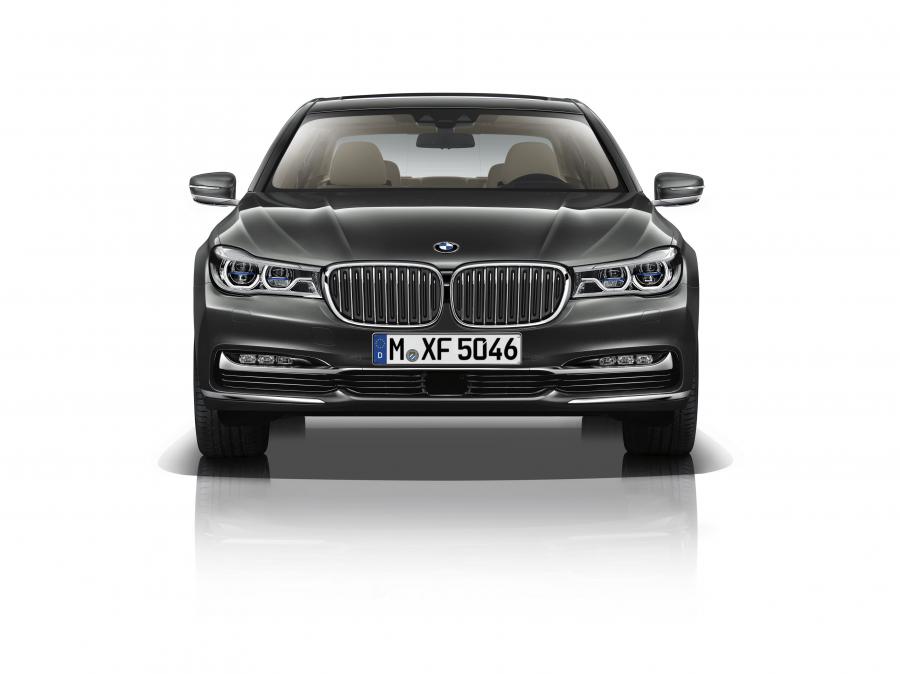  BMW 750Li xDrive Design Pure Excellence 2015 года  (фото 2 из 5)